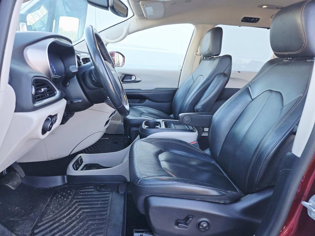 Used 2020 Chrysler Pacifica Touring-L image 11