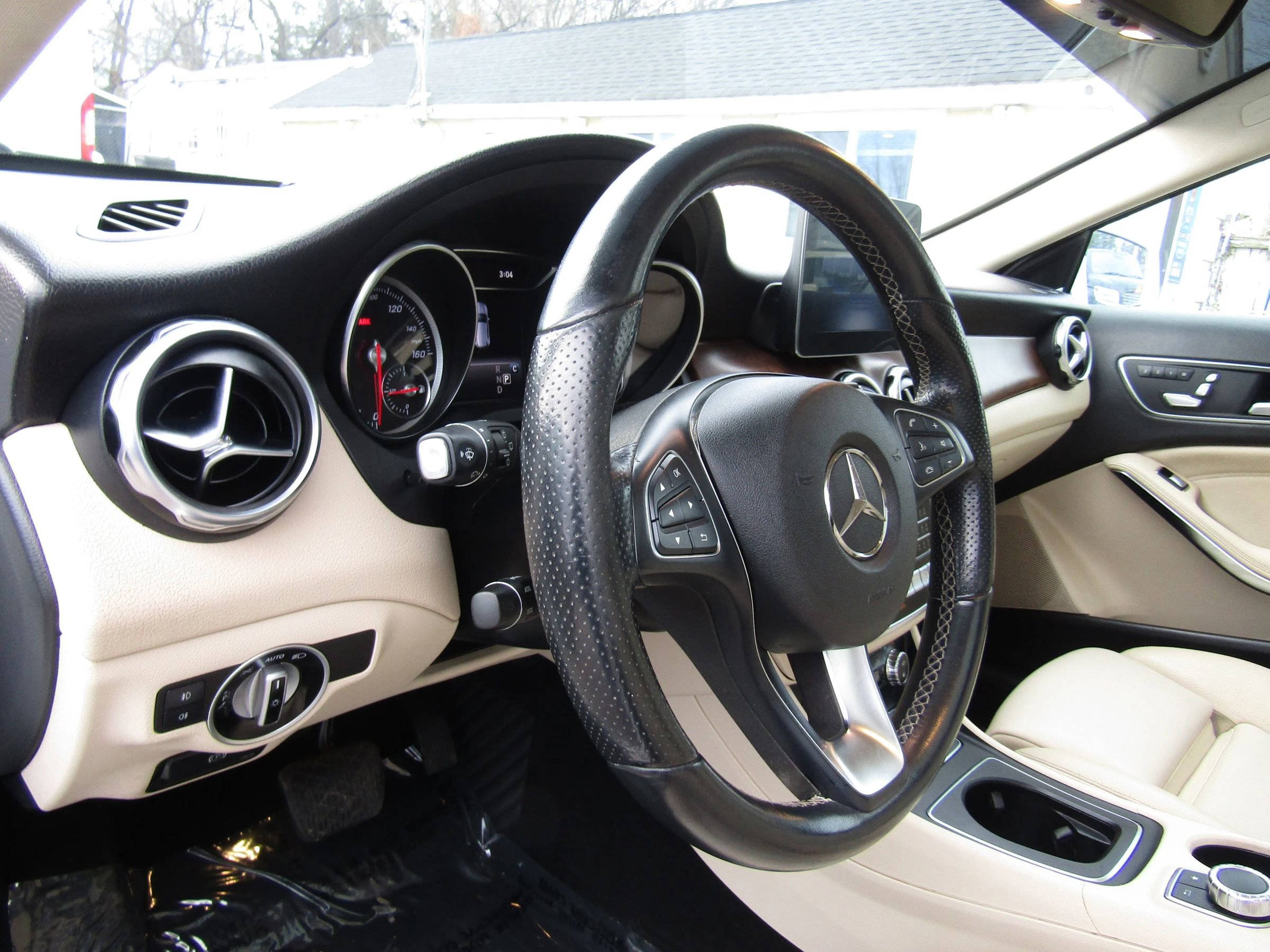 Used 2020 Mercedes-Benz GLA 250 4MATIC w/ Premium Package image 23