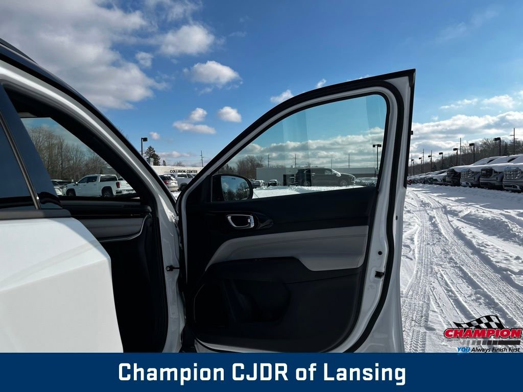 Used 2025 Jeep Compass Limited image 33