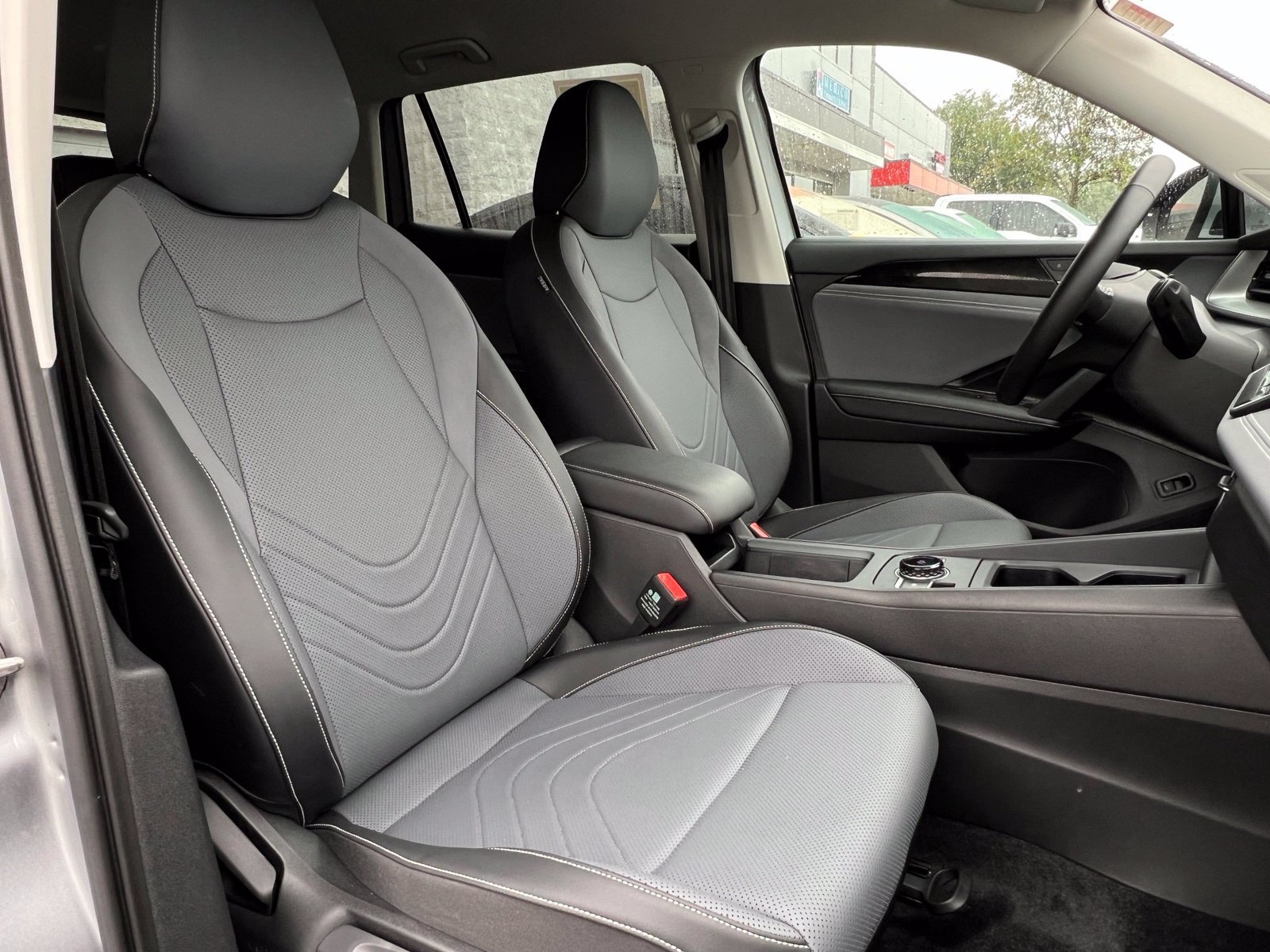 Used 2025 Volkswagen Tiguan SE FWD image 14