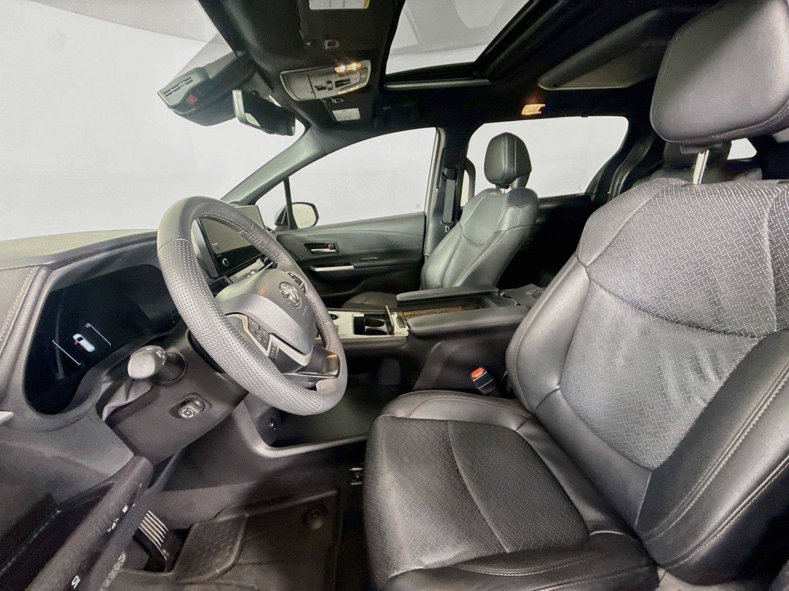 Certified 2025 Toyota Sienna Platinum FWD image 3