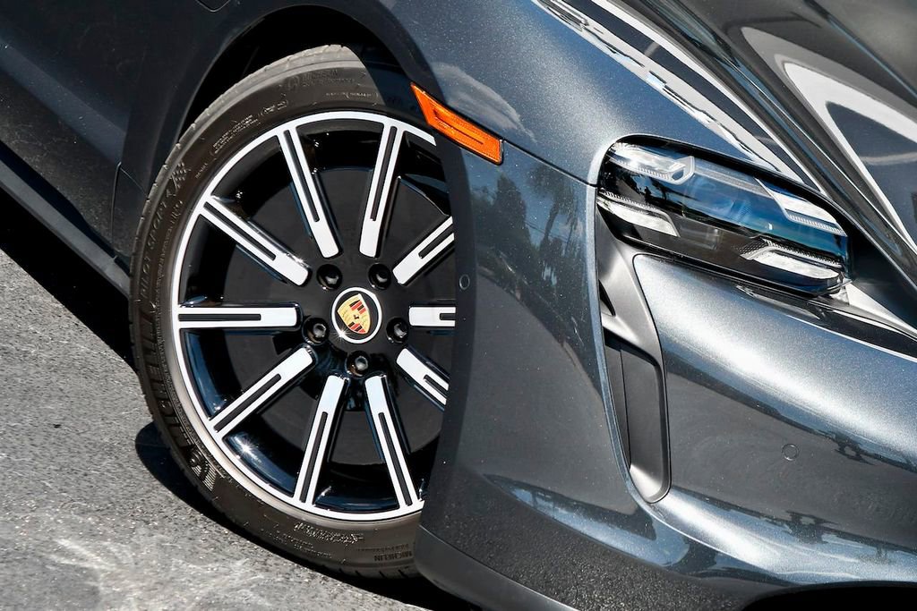 Used 2020 Porsche Taycan 4S image 3