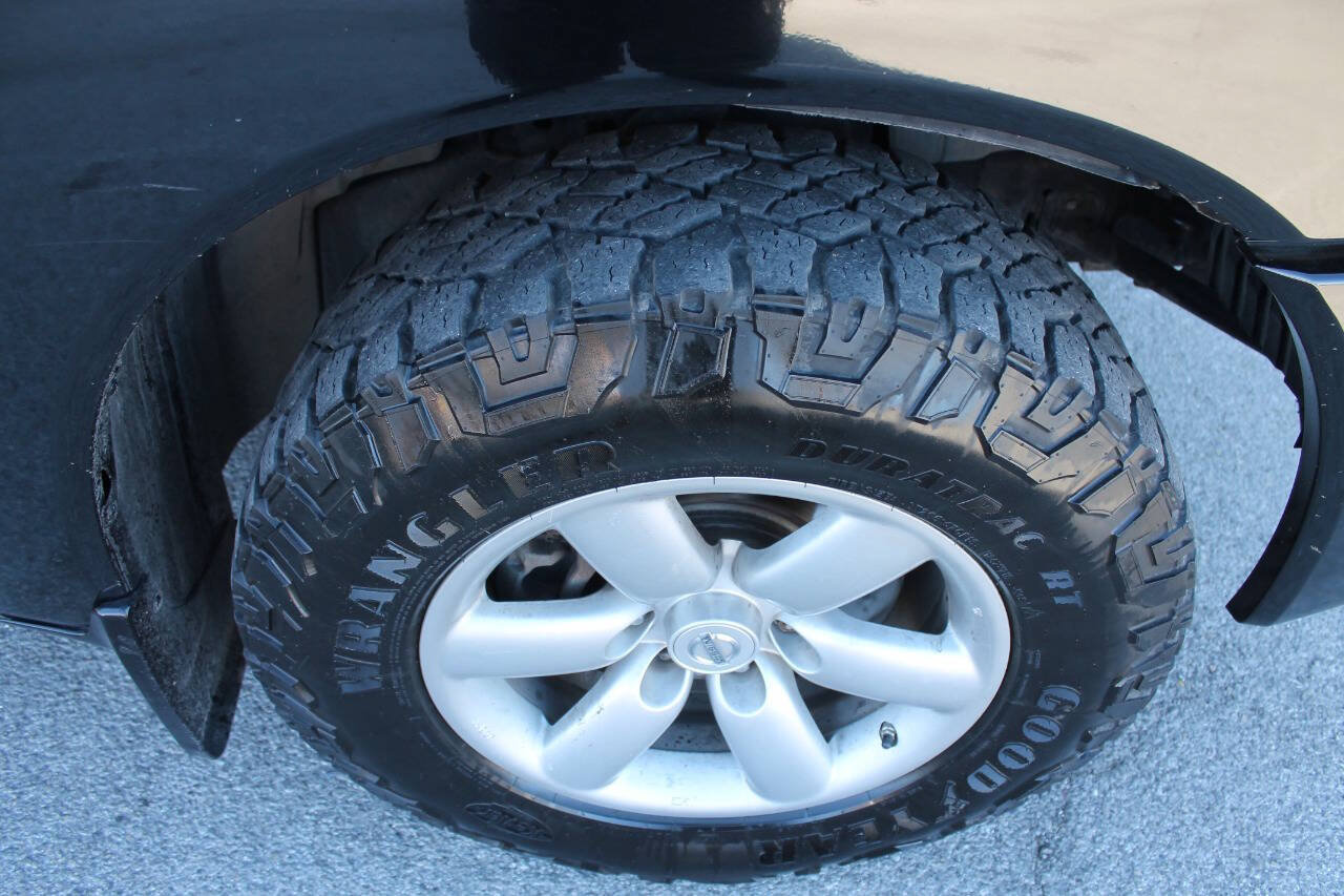 Used 2010 Nissan Titan SE RWD image 11