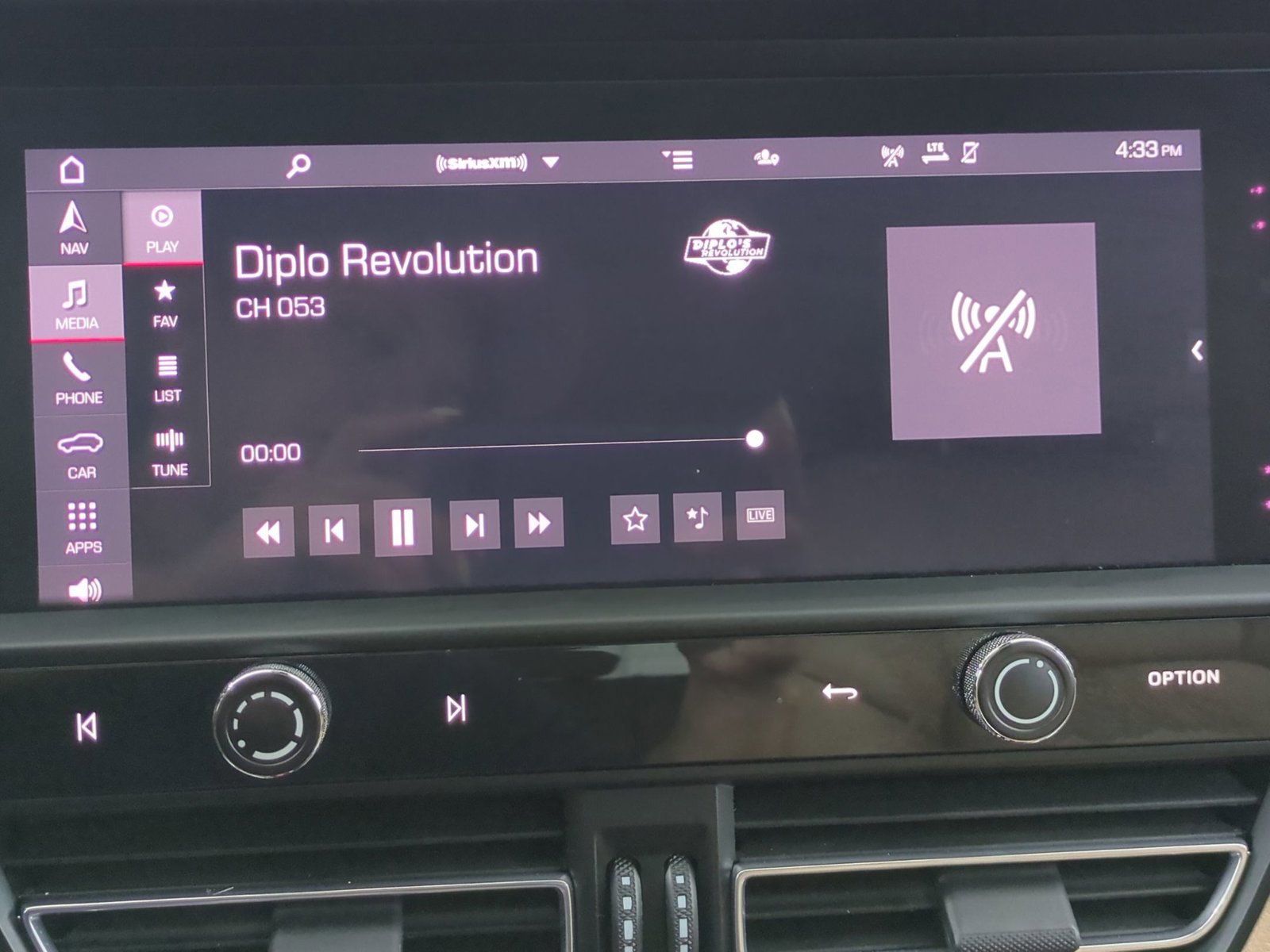 Certified 2023 Porsche Macan Turbo image 18