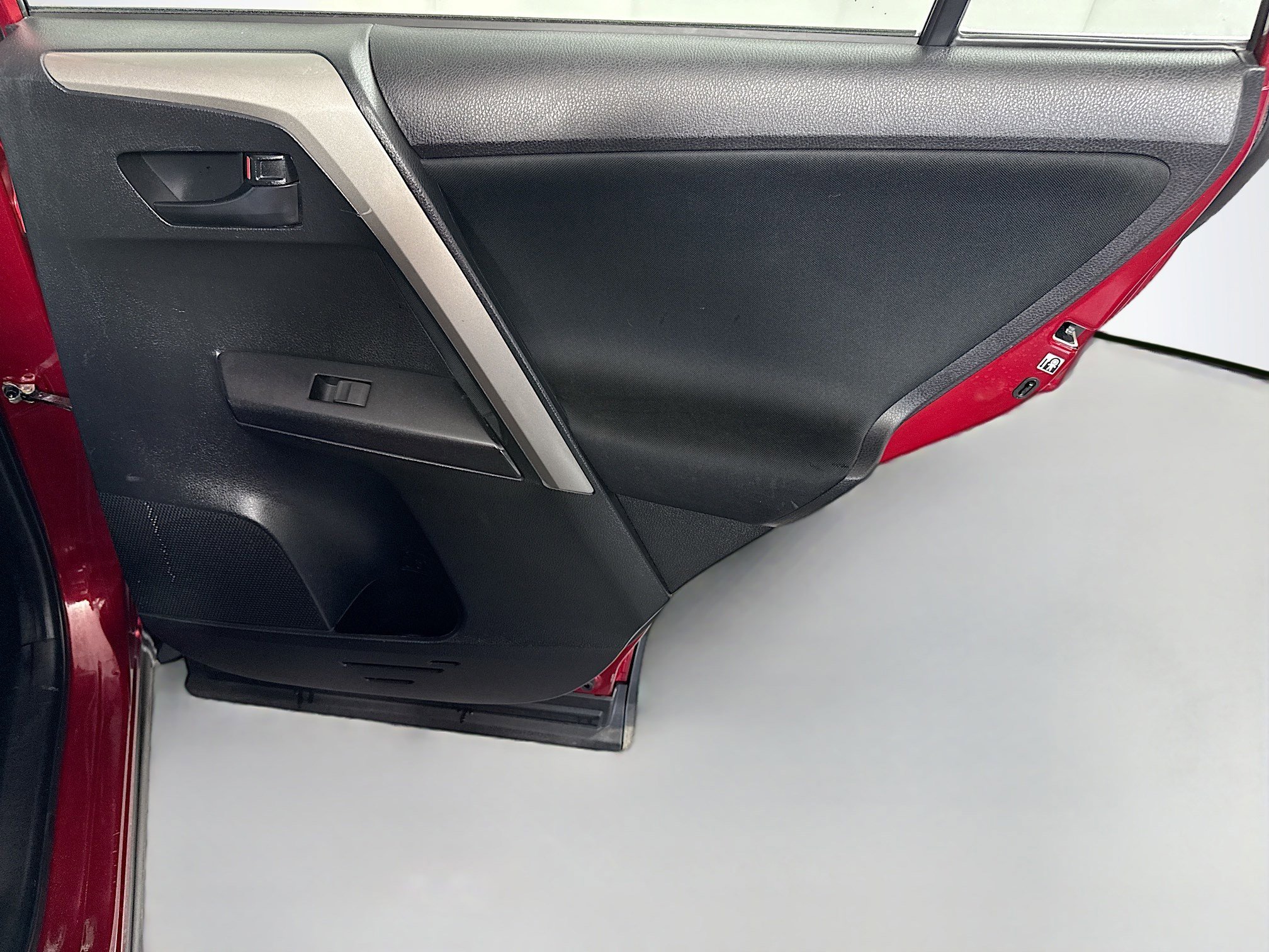 Used 2018 Toyota RAV4 LE image 27