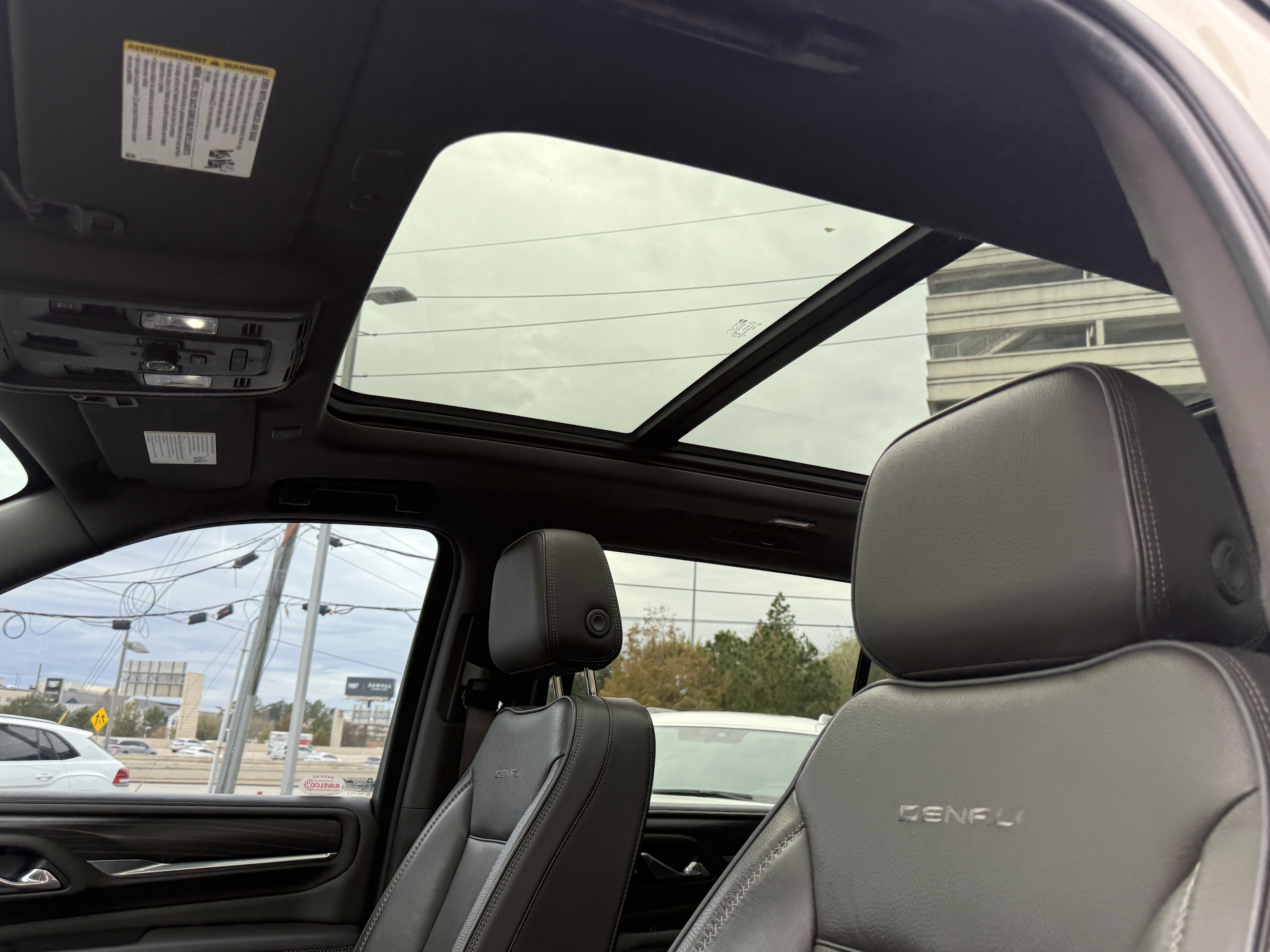 Used 2021 GMC Yukon XL Denali w/ Denali Premium Package image 14