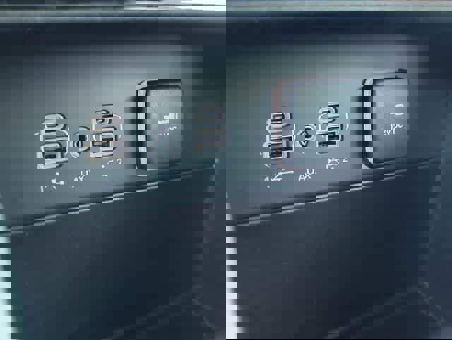 Used 2025 Jeep Grand Cherokee Laredo image 30