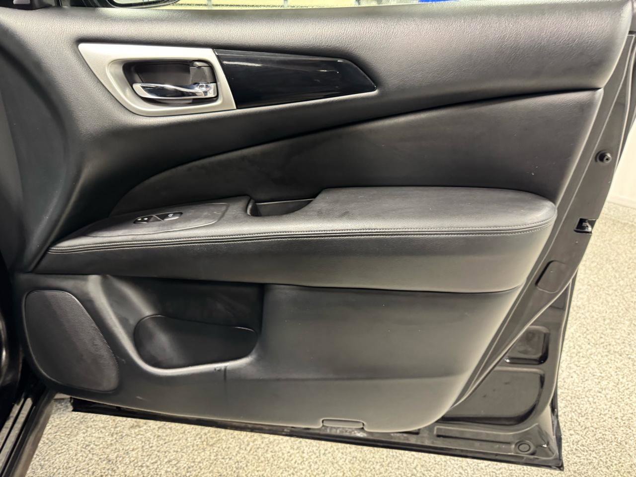 Used 2019 Nissan Pathfinder SV AWD/4WD image 16