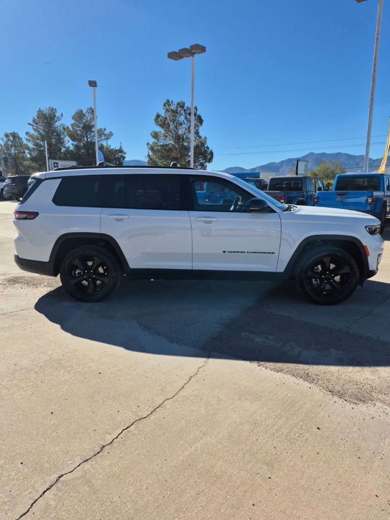 Used 2023 Jeep Grand Cherokee L Altitude AWD/4WD image 4