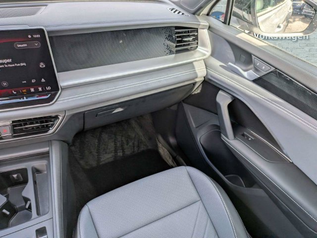 Certified 2025 Volkswagen Tiguan SE R-Line FWD image 17