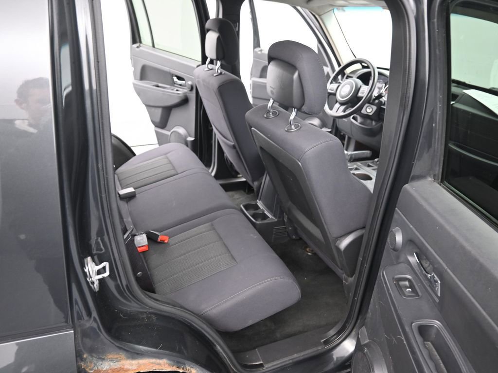 Used 2011 Jeep Liberty Sport image 29