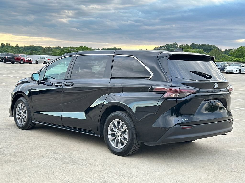 Used 2025 Toyota Sienna LE FWD image 3