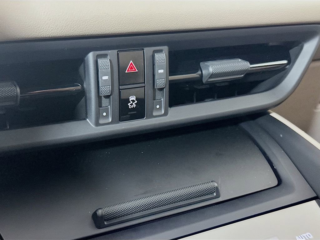 Certified 2025 Porsche Macan Electric image 18