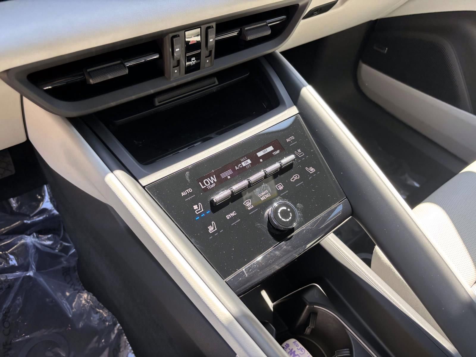 Certified 2025 Porsche Macan 4 Electric AWD/4WD image 34