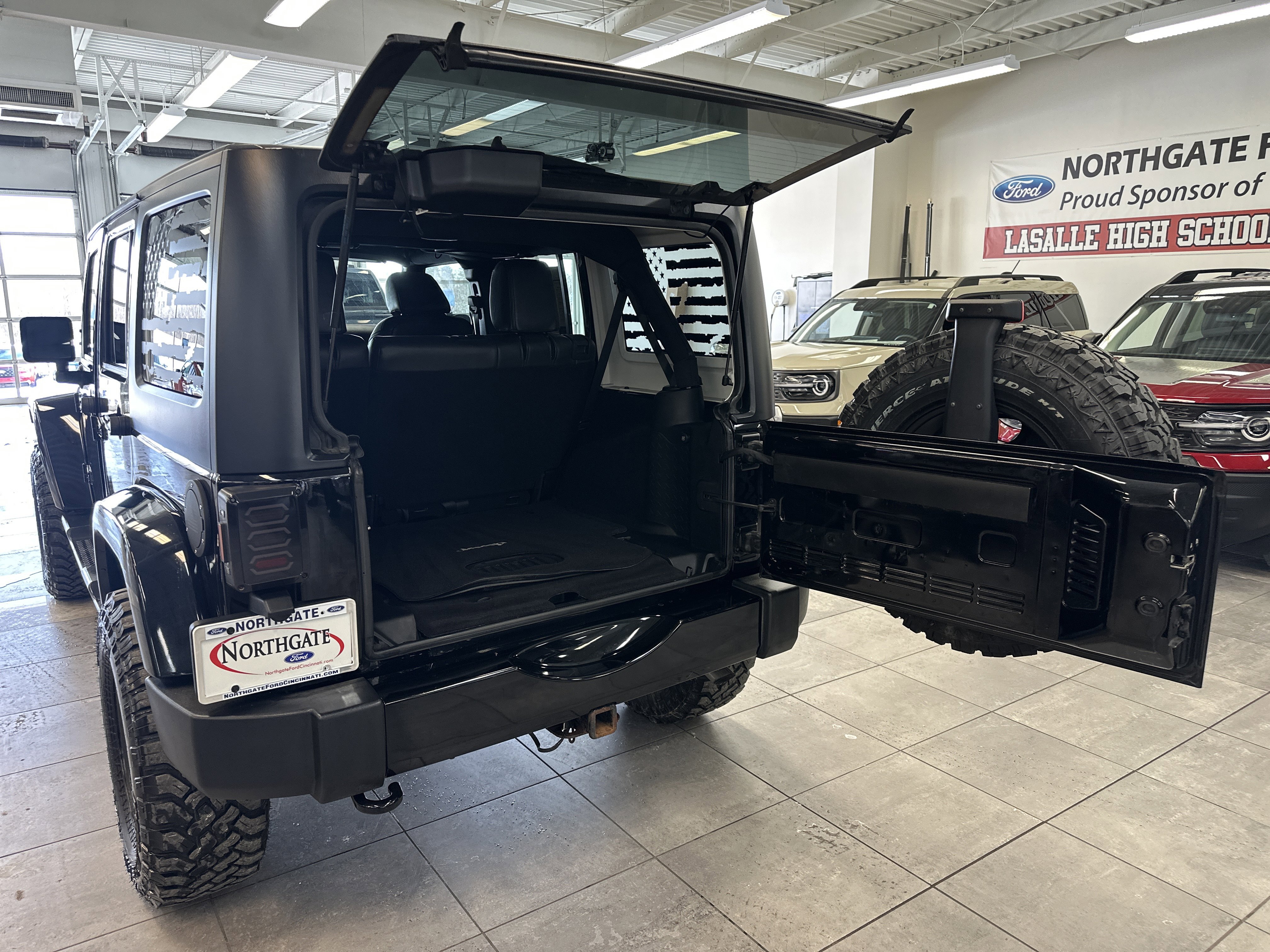 Used 2016 Jeep Wrangler Unlimited Sahara w/ Dual Top Group image 23