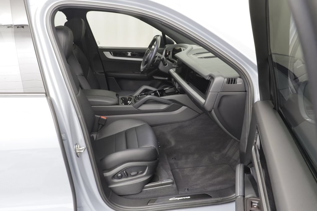 Used 2025 Porsche Cayenne AWD/4WD image 21