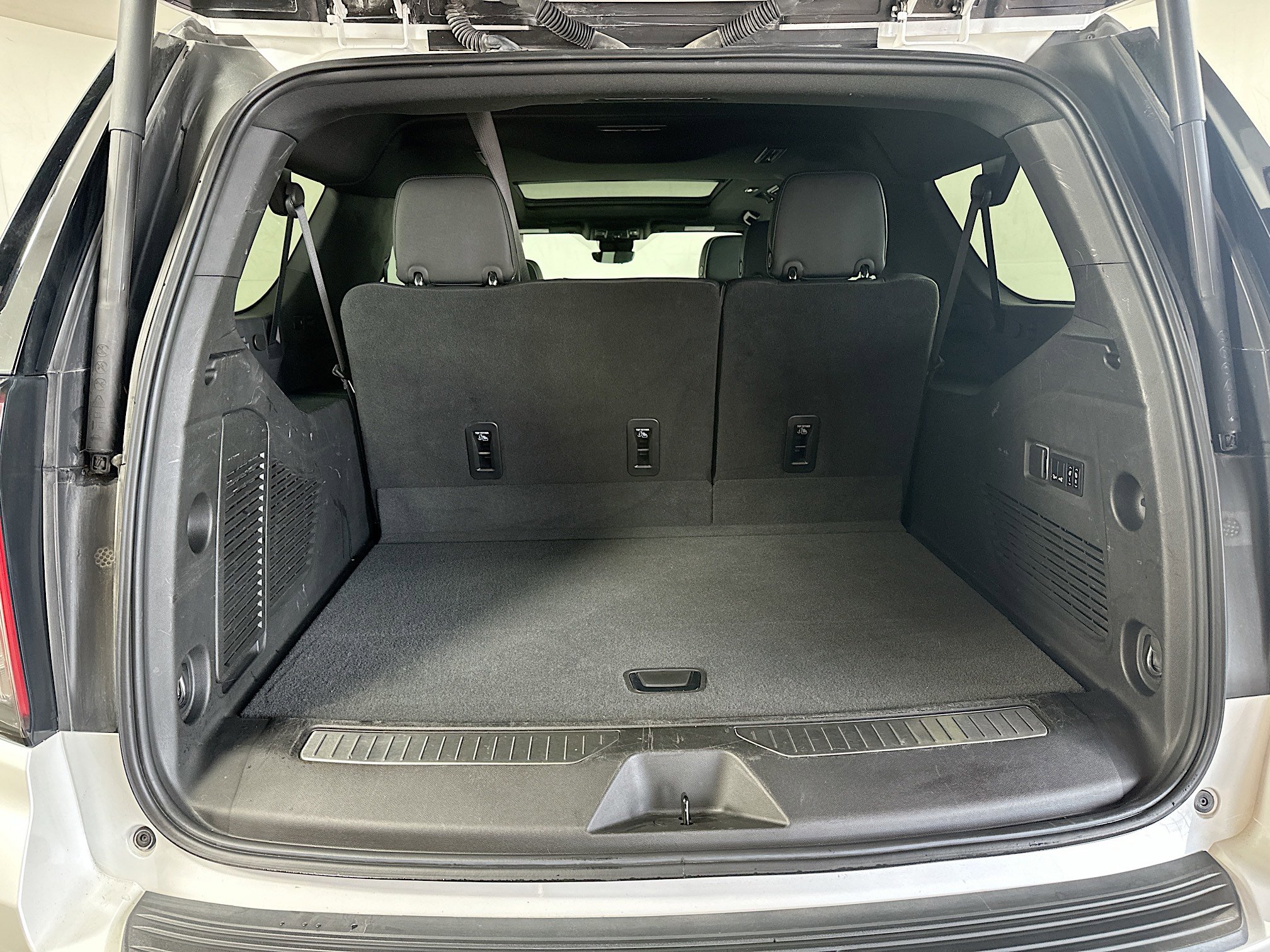 Used 2023 Chevrolet Suburban Premier image 27