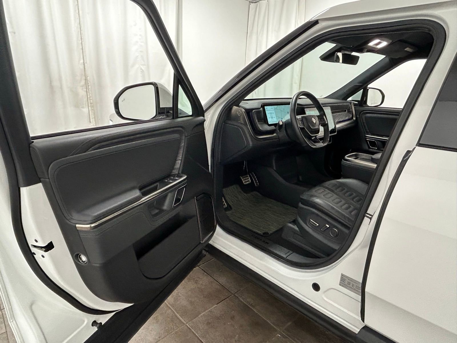 Used 2022 Rivian R1T Adventure image 23