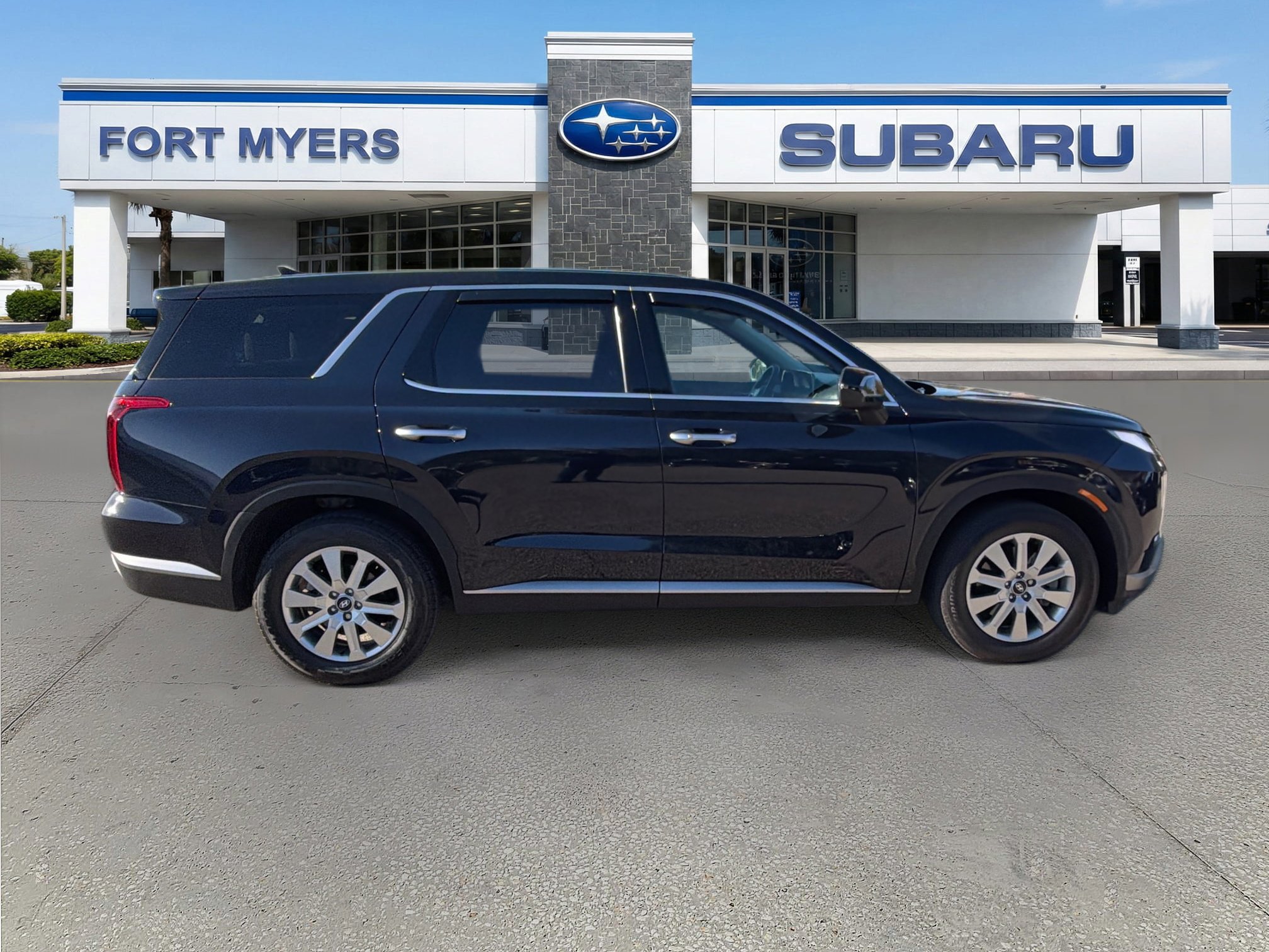 Used 2023 Hyundai Palisade SE image 2