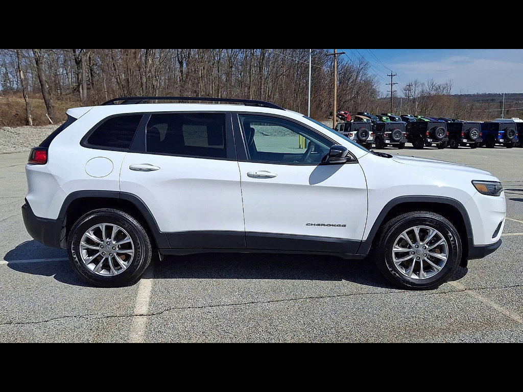 Certified 2022 Jeep Cherokee Latitude Lux w/ Mopar Interior Package AWD/4WD image 38