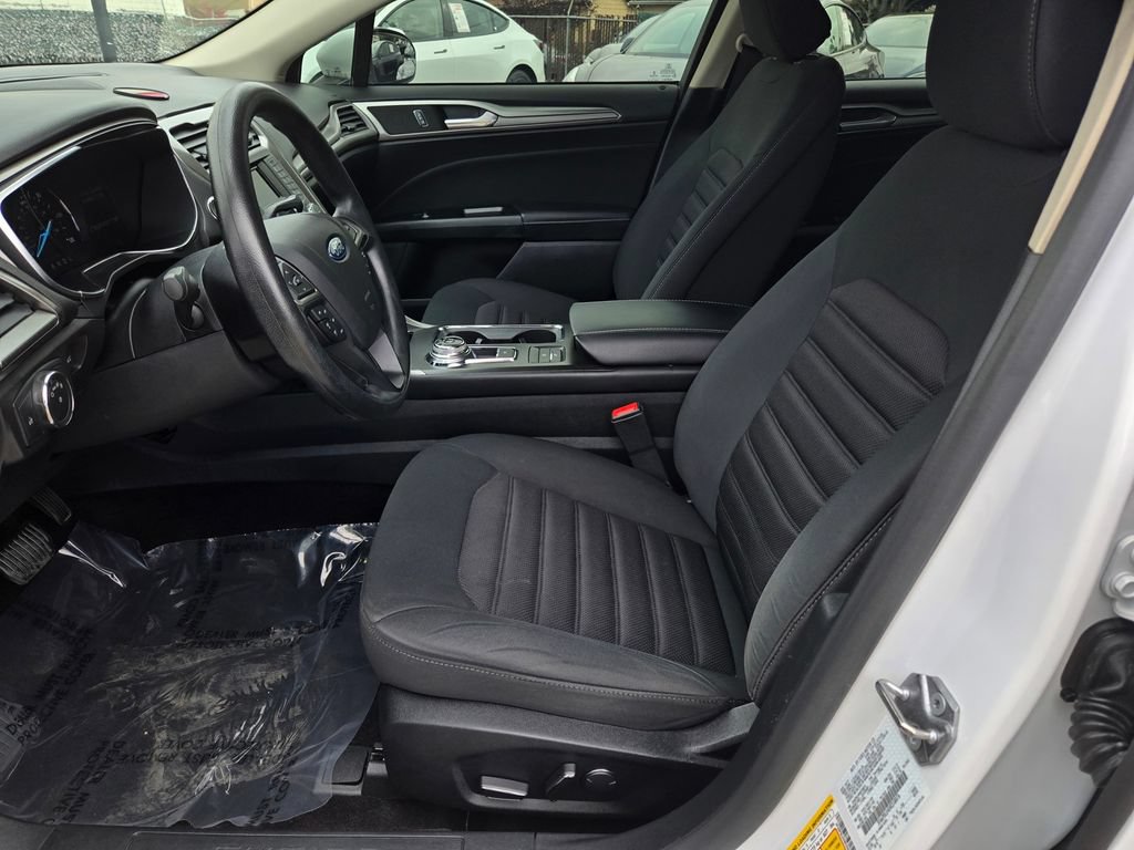 Used 2017 Ford Fusion SE FWD image 16