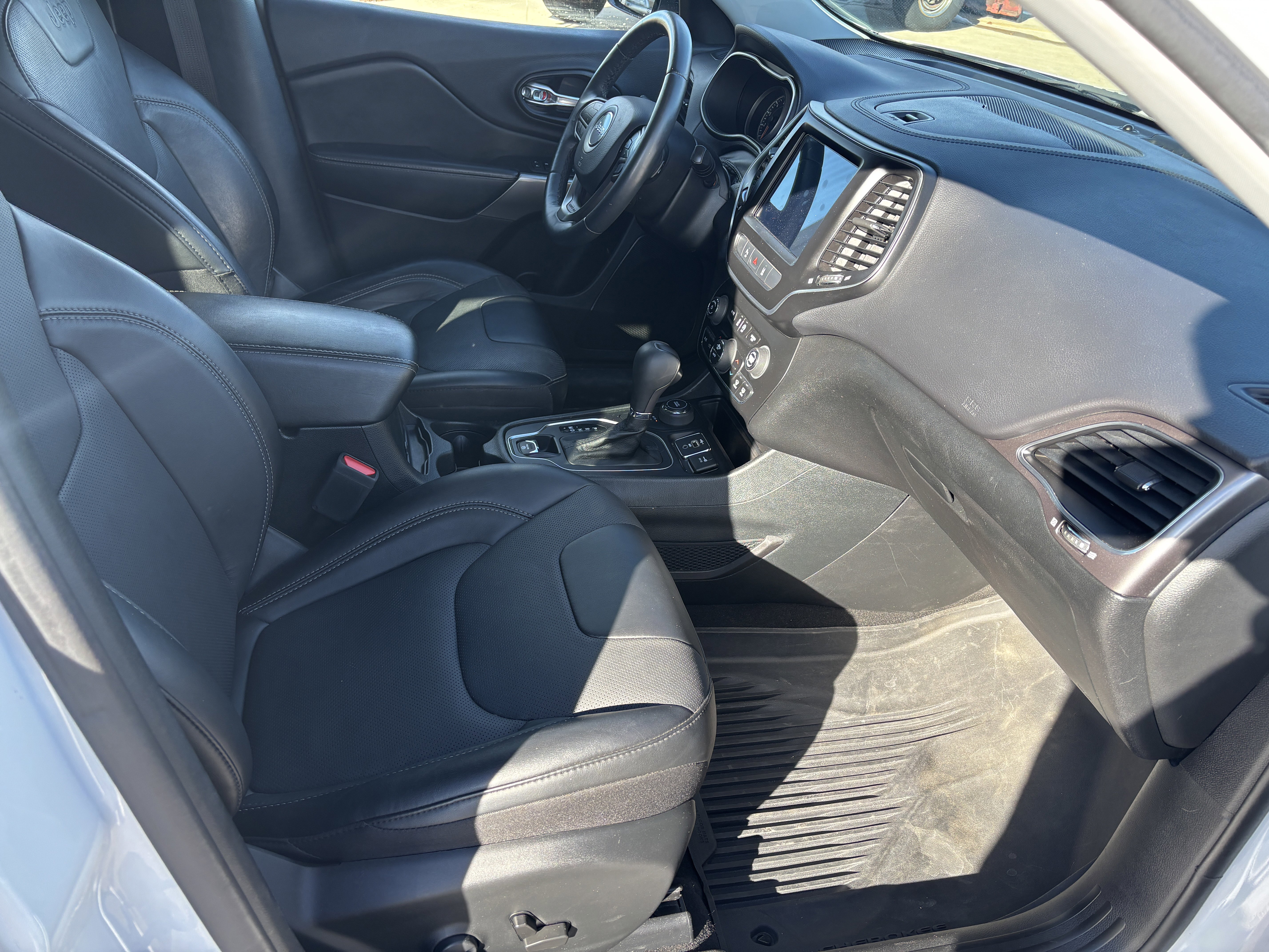 Used 2022 Jeep Cherokee Latitude Lux w/ Mopar Interior Package AWD/4WD image 13