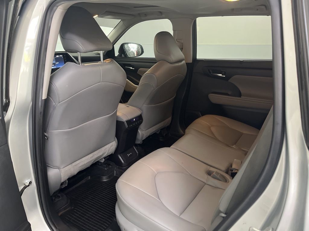 Used 2022 Toyota Highlander XLE AWD/4WD image 27