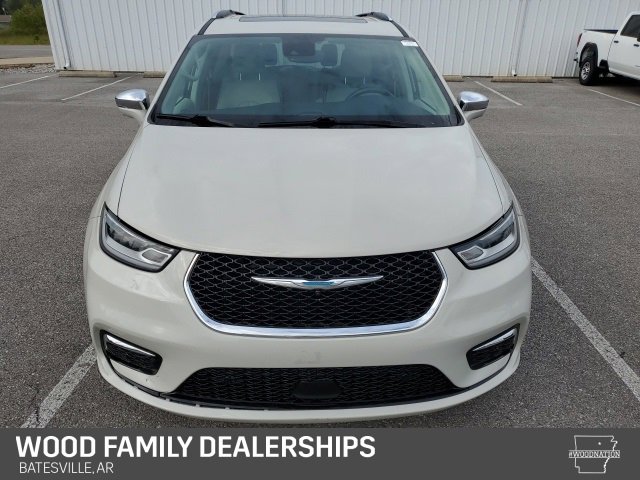 Used 2021 Chrysler Pacifica Limited w/ Uconnect Theater Family Group image 6