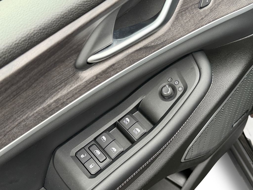 Used 2023 Jeep Grand Cherokee 4WD 4xe w/ Luxury Tech Group II image 17