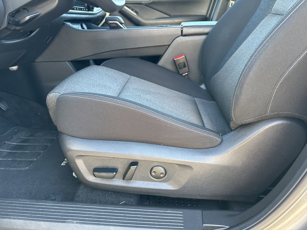 Used 2024 Nissan Rogue SV image 15