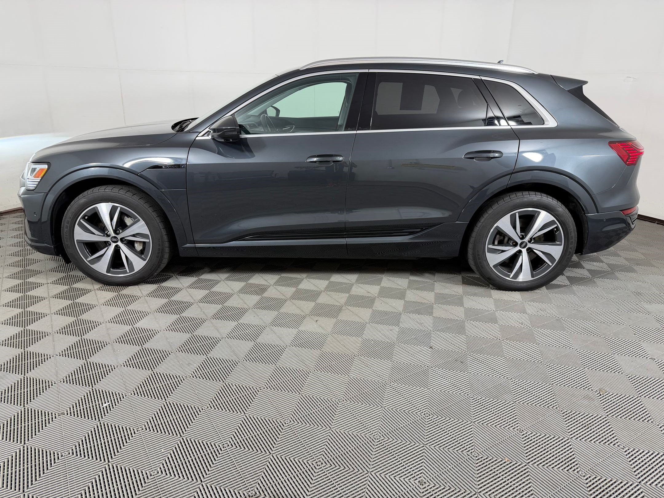 Used 2024 Audi Q8 e-tron Premium Plus w/ Premium Plus Package AWD/4WD image 2