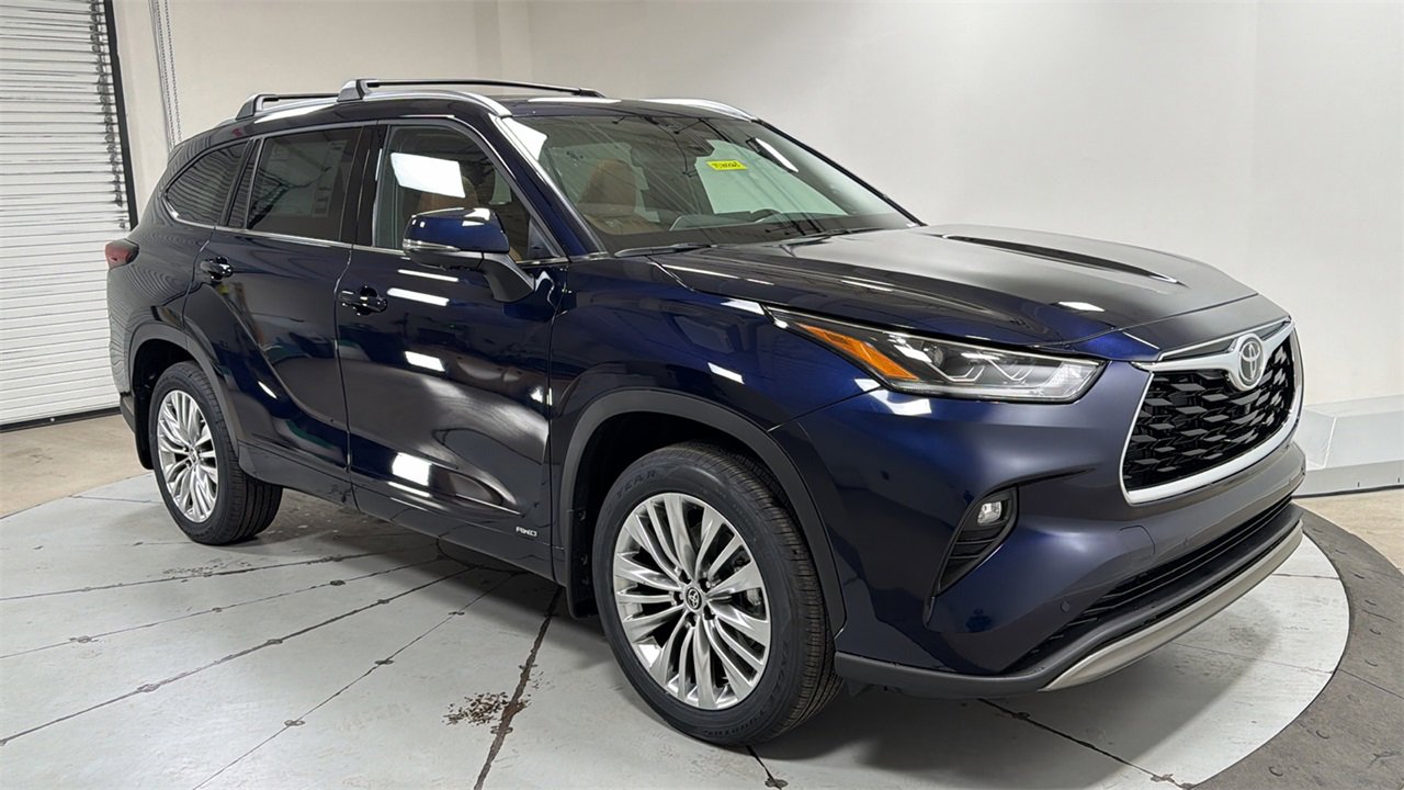 New 2026 Toyota Highlander Platinum image 3
