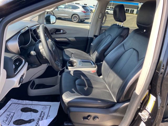 Used 2024 Chrysler Pacifica Touring-L FWD image 15