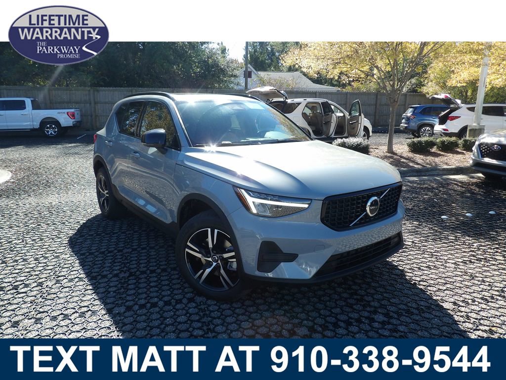 New 2026 Volvo XC40 B4 Core w/ Climate Package