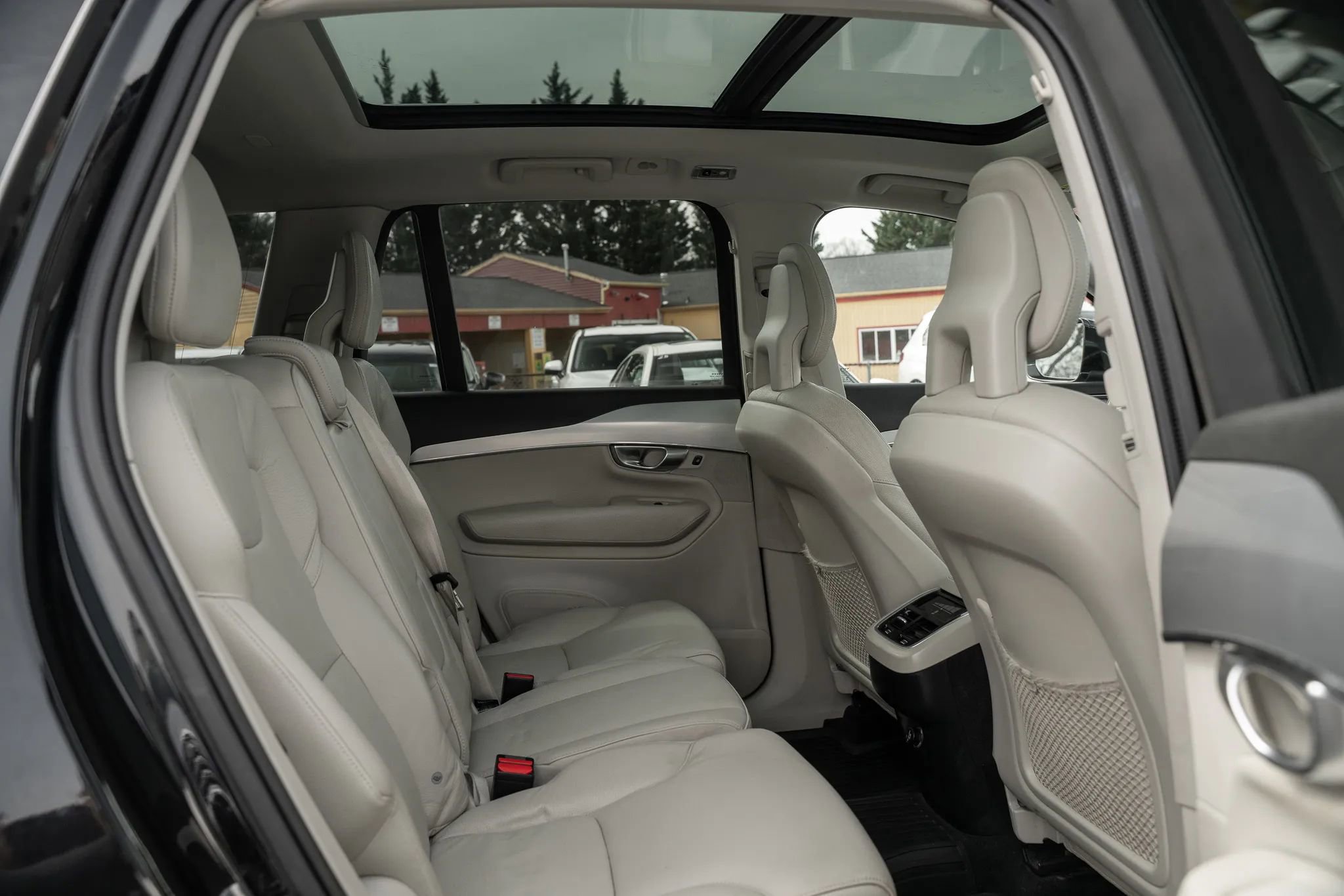 Used 2017 Volvo XC90 T6 Momentum w/ Vision Package image 12