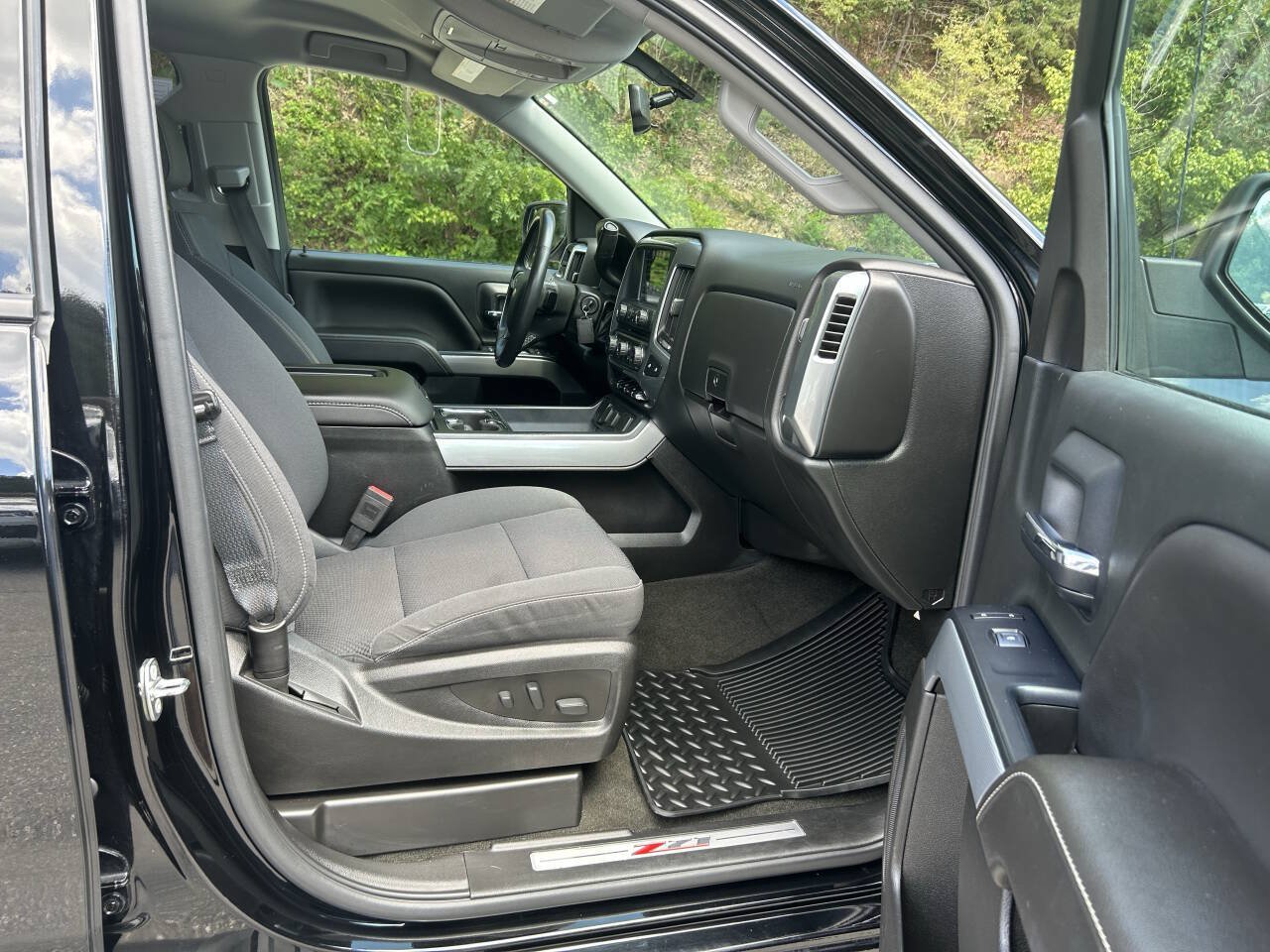 Used 2018 Chevrolet Silverado 1500 LT w/ Midnight Edition AWD/4WD image 19