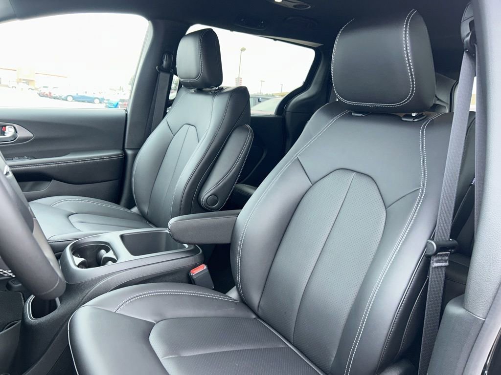 New 2026 Chrysler Pacifica Select image 15