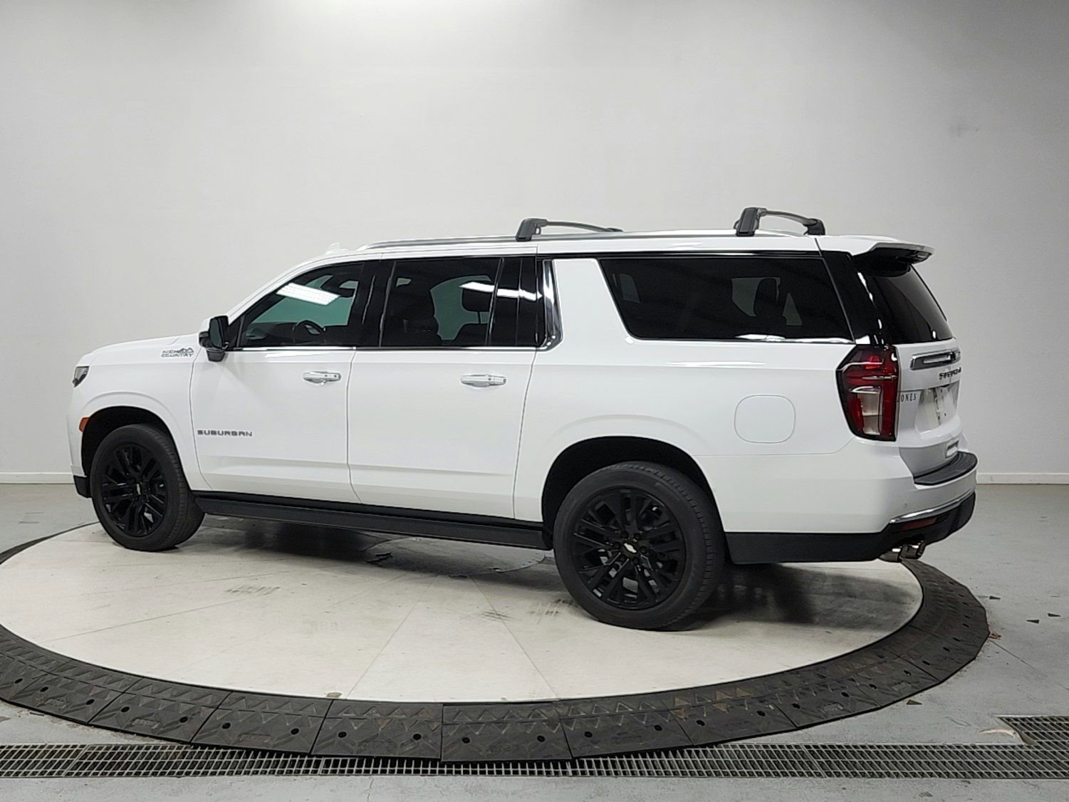 Used 2021 Chevrolet Suburban High Country w/ Premium Package AWD/4WD image 5