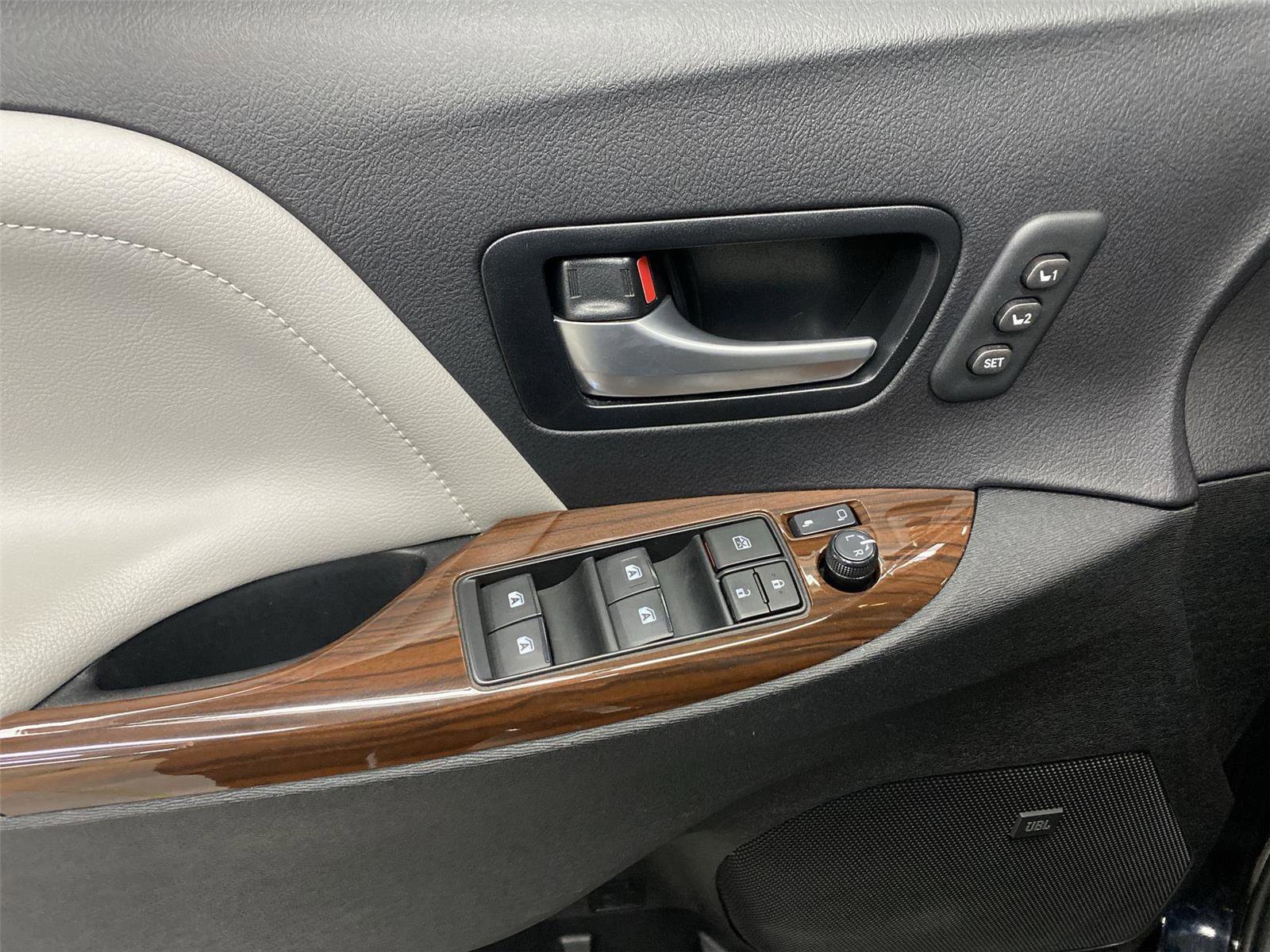 Used 2017 Toyota Sienna Limited Premium image 19