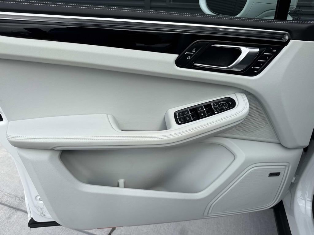 Certified 2025 Porsche Macan image 21