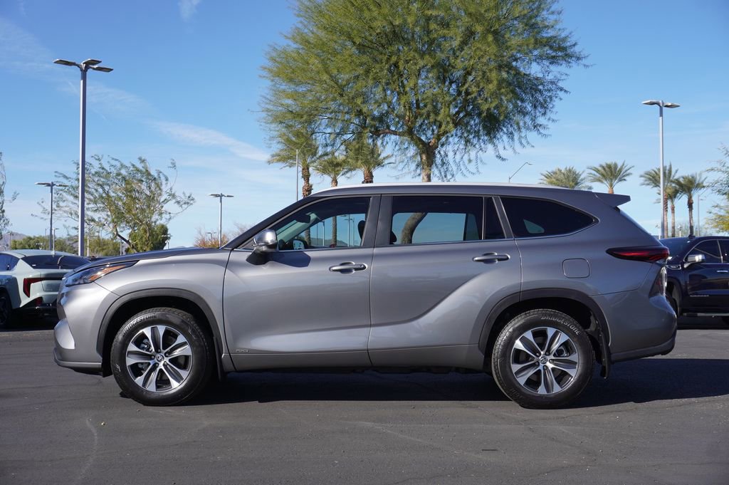 Used 2025 Toyota Highlander XLE image 2