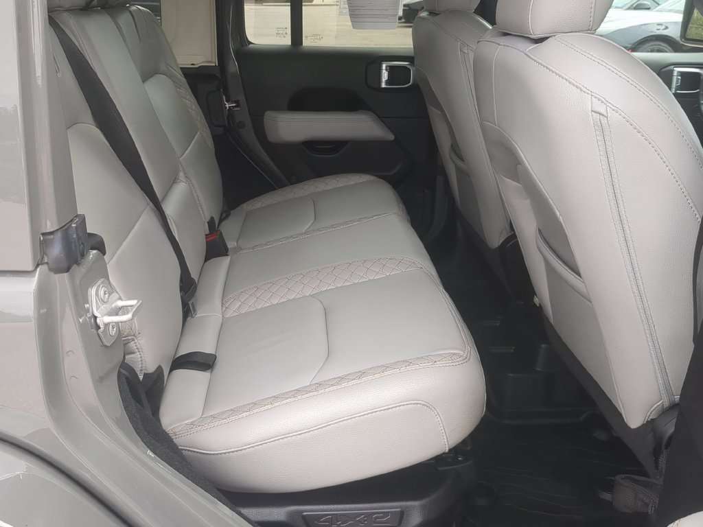 Used 2022 Jeep Wrangler Unlimited Sahara AWD/4WD image 27