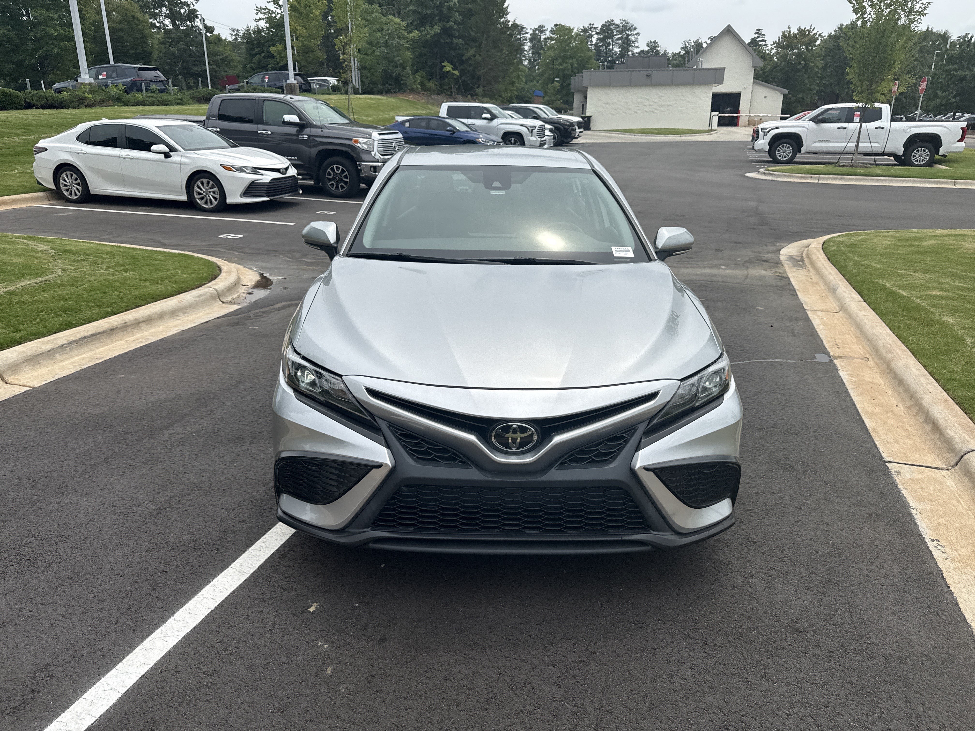Used 2023 Toyota Camry SE FWD image 3