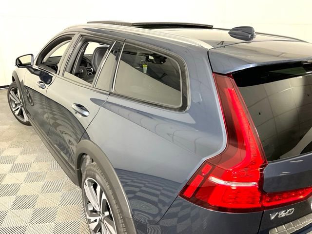 New 2026 Volvo V60 B5 Cross Country Plus w/ Protection Package Premier image 32
