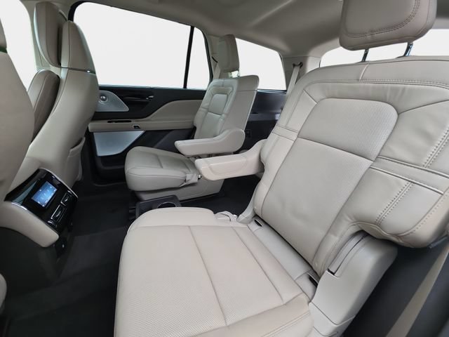 Used 2023 Lincoln Aviator Reserve w/ Equipment Group 201A AWD/4WD image 16