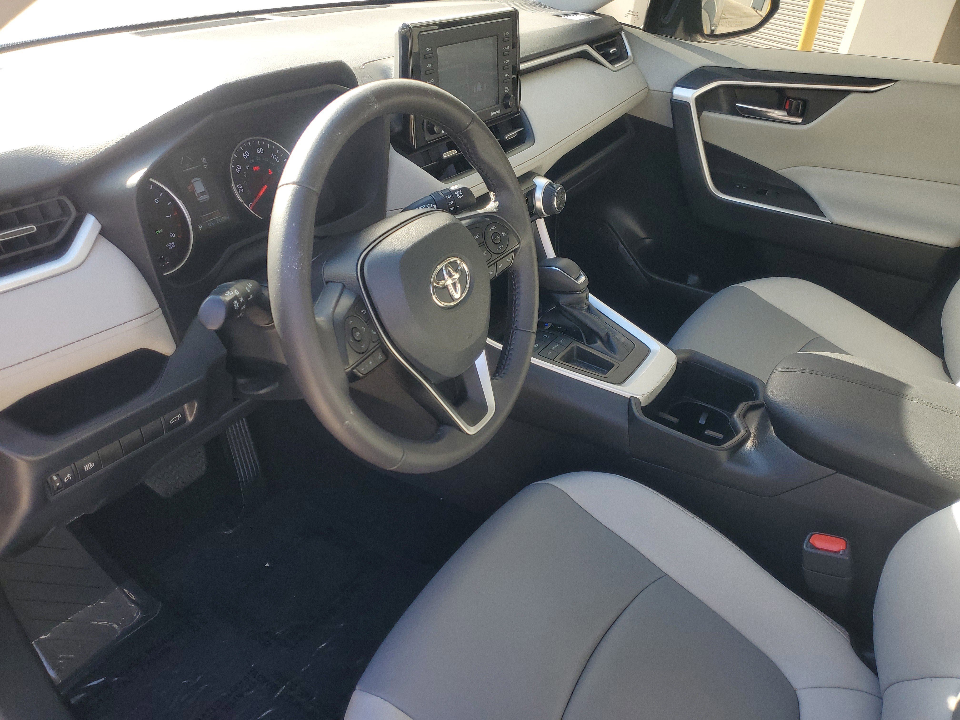 Used 2022 Toyota RAV4 XLE Premium image 19