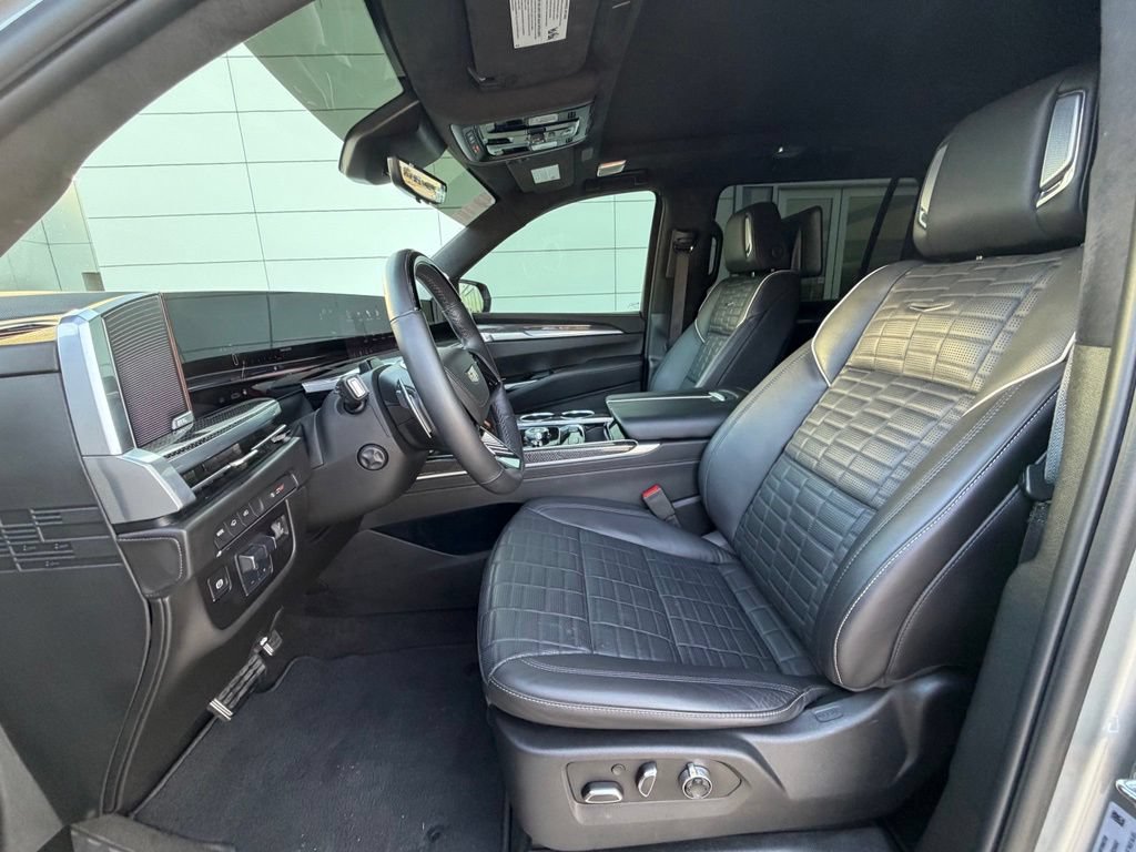 Used 2025 Cadillac Escalade ESV V AWD/4WD image 11
