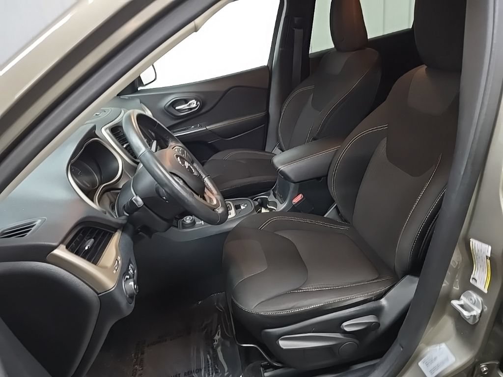 Used 2016 Jeep Cherokee Latitude w/ Cold Weather Group AWD/4WD image 29