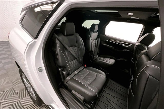 Used 2024 Buick Enclave Avenir image 22