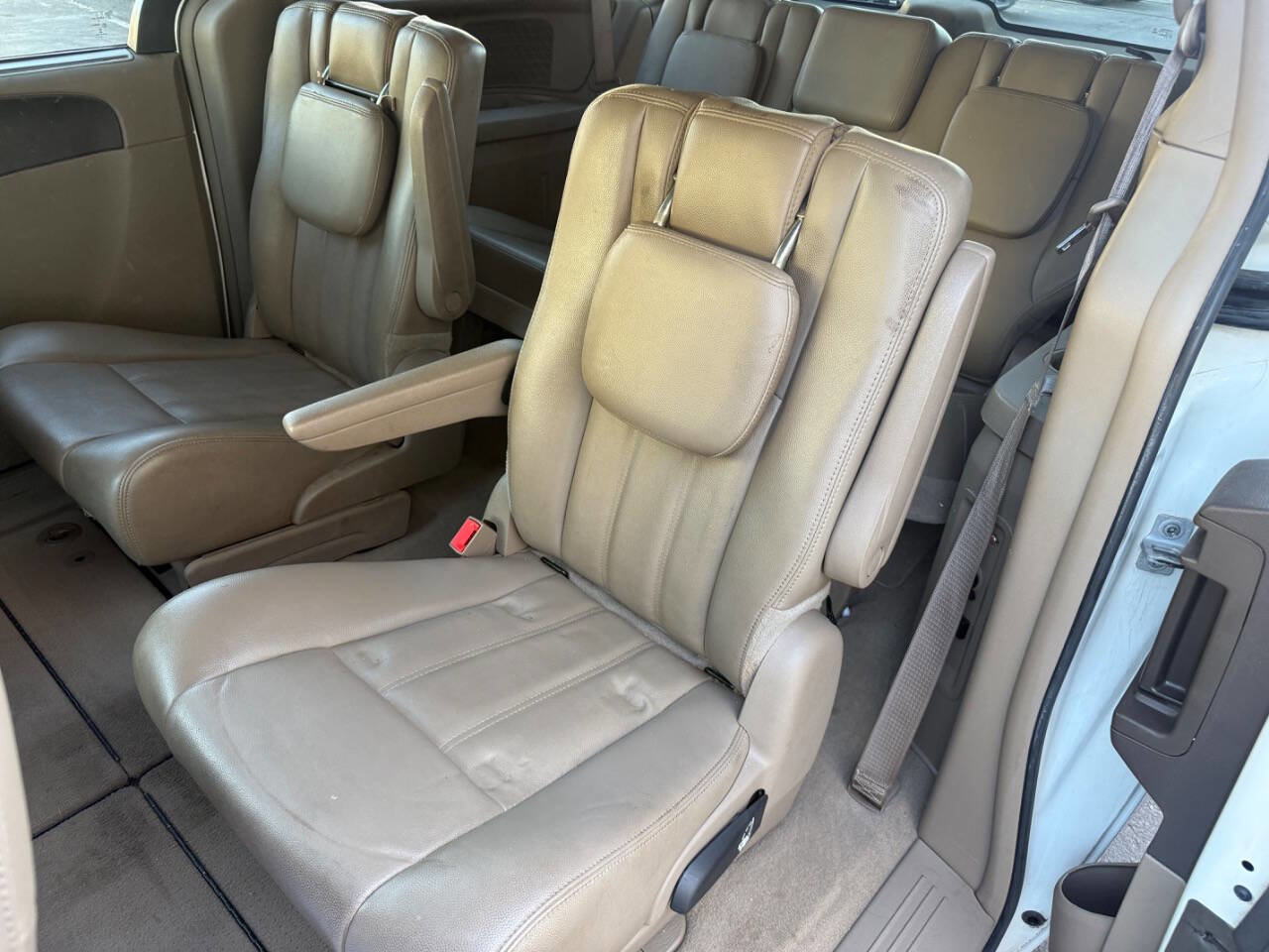 Used 2013 Chrysler Town & Country Touring image 10